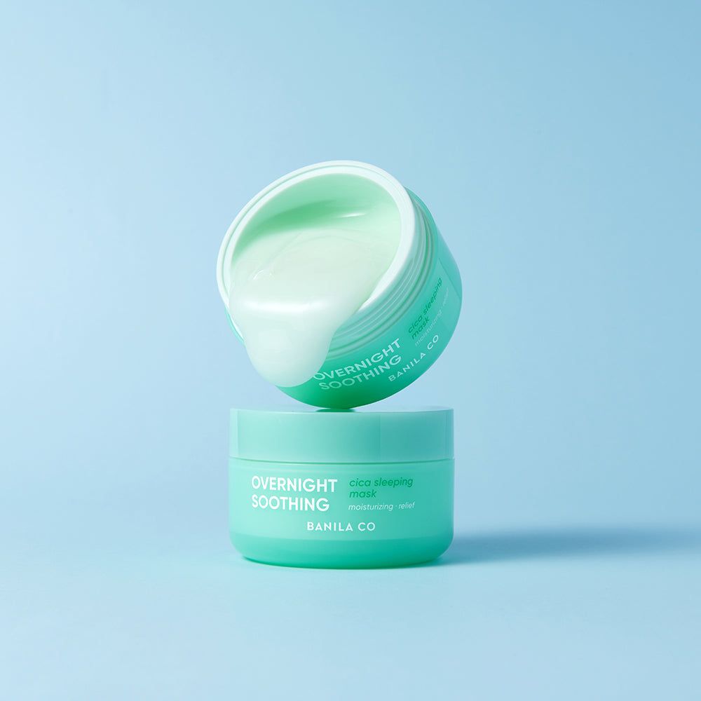 Zwei grüne Tiegel. Einer ist geöffnet, mit Produkt, der andere geschlossen. Text: OVERNIGHT SOOTHING, BANILA CO, Cica Sleeping Mask.