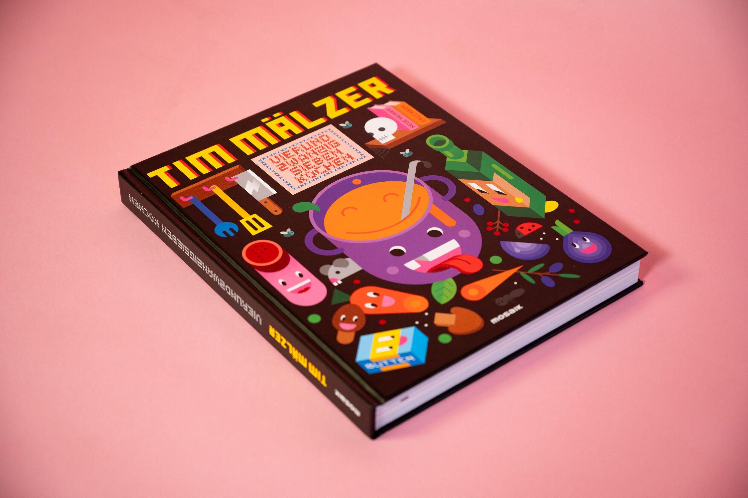 Buch, Cover mit Illustrationen. Titel: Vierundzwanzigsieben Kochen. Autor: Tim Mälzer. Auf rosa Untergrund. Spiegel Bestseller.