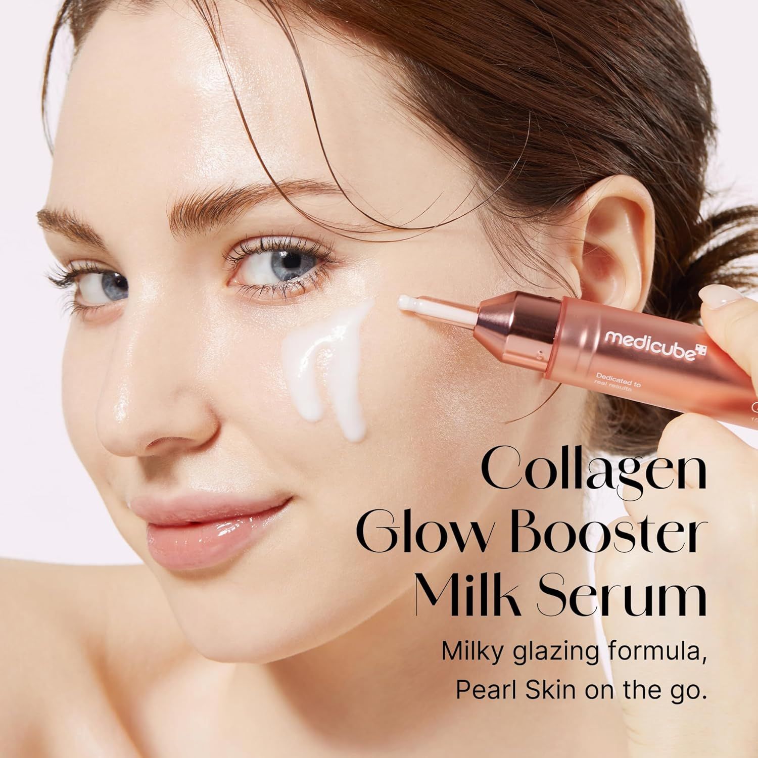 Frau mit Serum-Applikator am Auge. Text: Collagen Glow Booster Milk Serum. Milky glazing formula, Pearl Skin on the go.