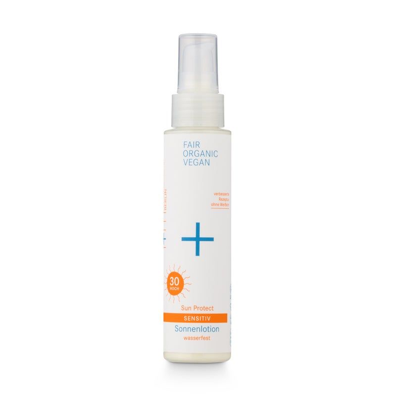Weiße Sonnenlotion-Flasche mit Sprühkopf. Text: Fair Organic Vegan, Sun Protect Sensitiv, SPF 30. Blauer Plus-Zeichen und Sonne-Symbol.