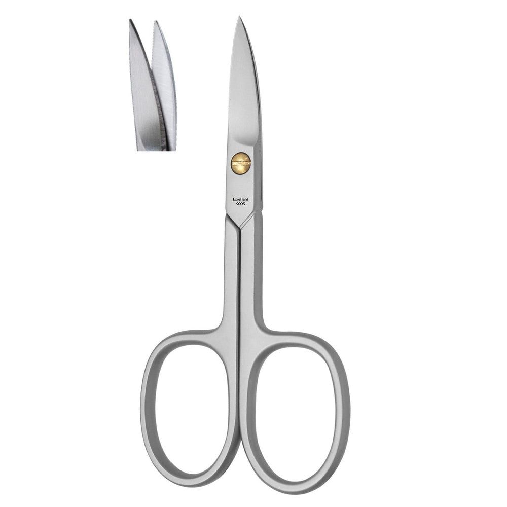 Gebogene Nagelschere aus Metall. Mit abgerundeten Griffen und einer goldenen Schraube. Detailansicht der Schneide.