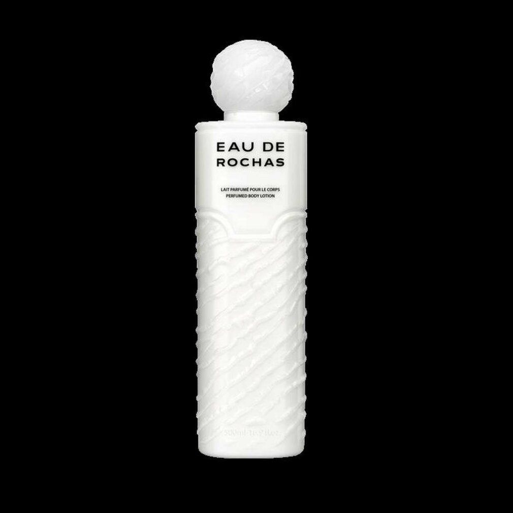 Weiße Flasche mit geriffelter Oberfläche. Oben steht "EAU DE ROCHAS". Darunter "LAIT PARFUMÉ POUR LE CORPS".