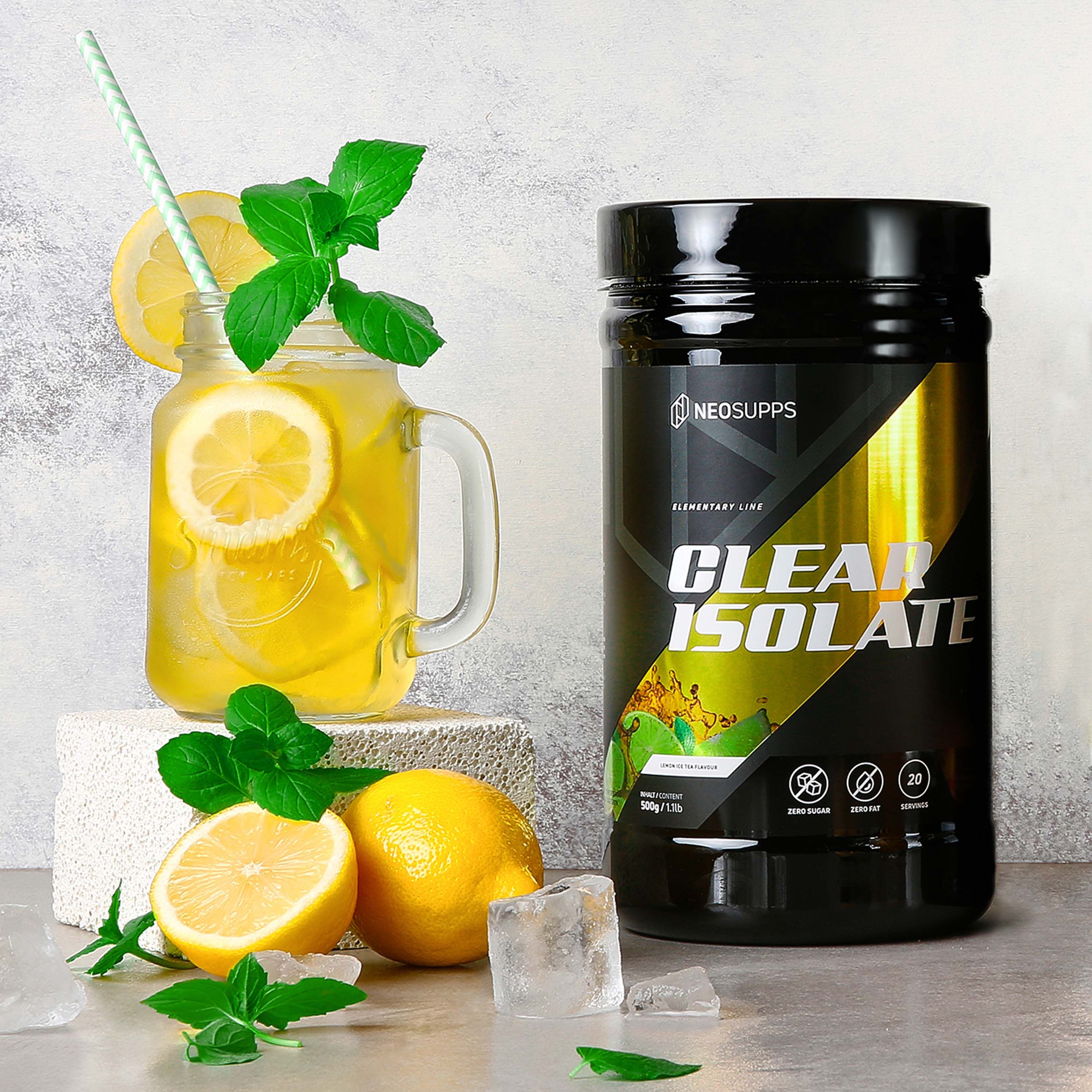 Schwarze Dose mit gelbem Akzent. Aufschrift CLEAR ISOLATE und NEOSUPPS. Glas mit Zitrone, Minze und Eiswürfeln.