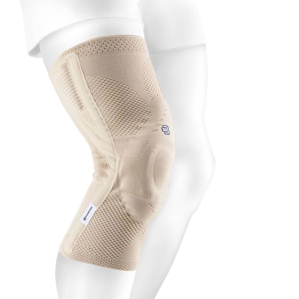 Beige GenuTrain P3 Kniebandage am Bein. Sichtbar sind das Knie und ein Teil des Oberschenkels.