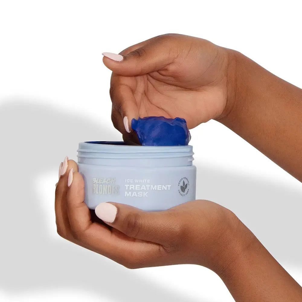Hände entnehmen blaue Maske aus einer hellblauen Dose "Bleach Blondes Ice White Treatment Mask".