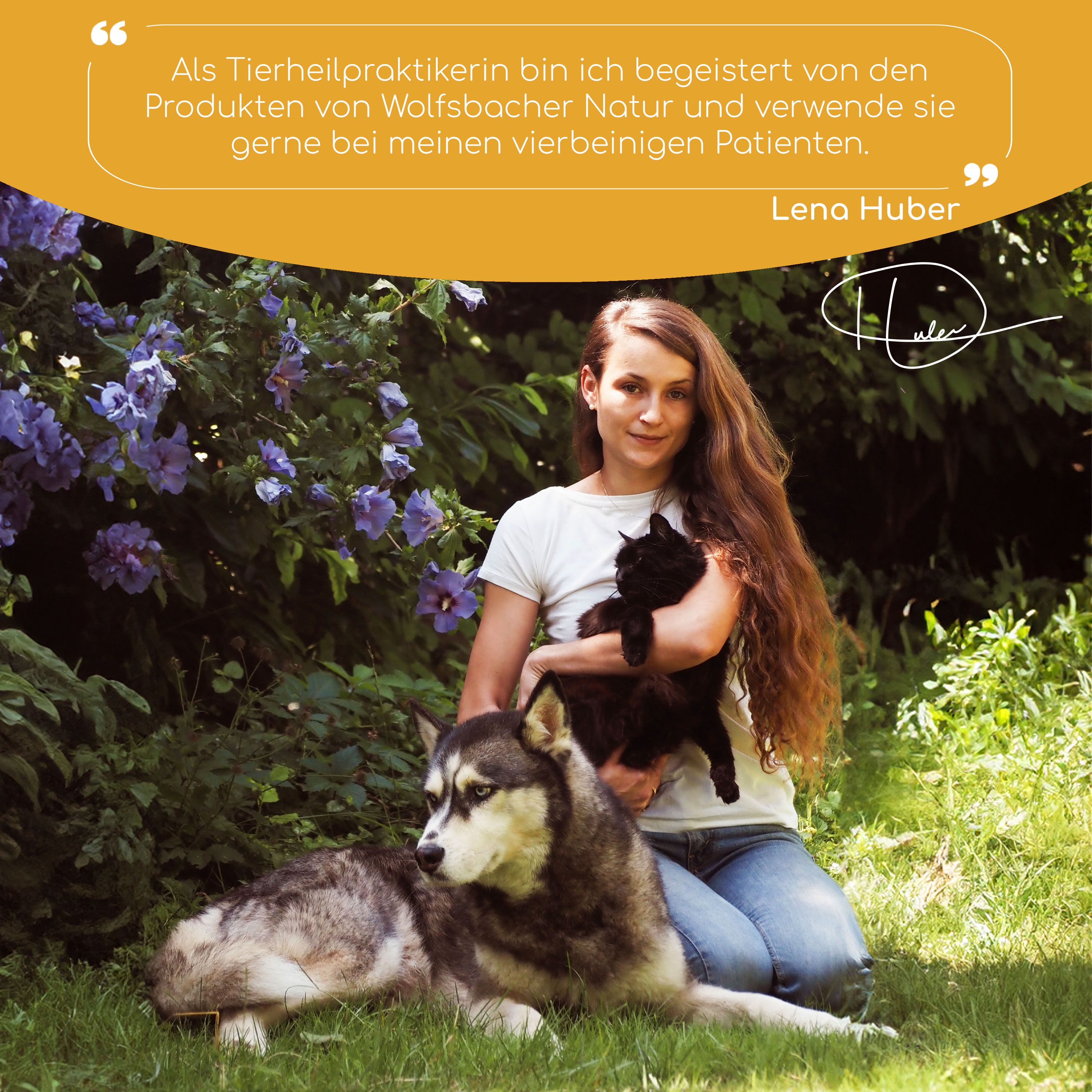 Frau sitzt im Garten mit Hund und Katze. Sie hält Katze im Arm. Zitat: Begeistert von den Produkten von Wolfsbacher Natur.