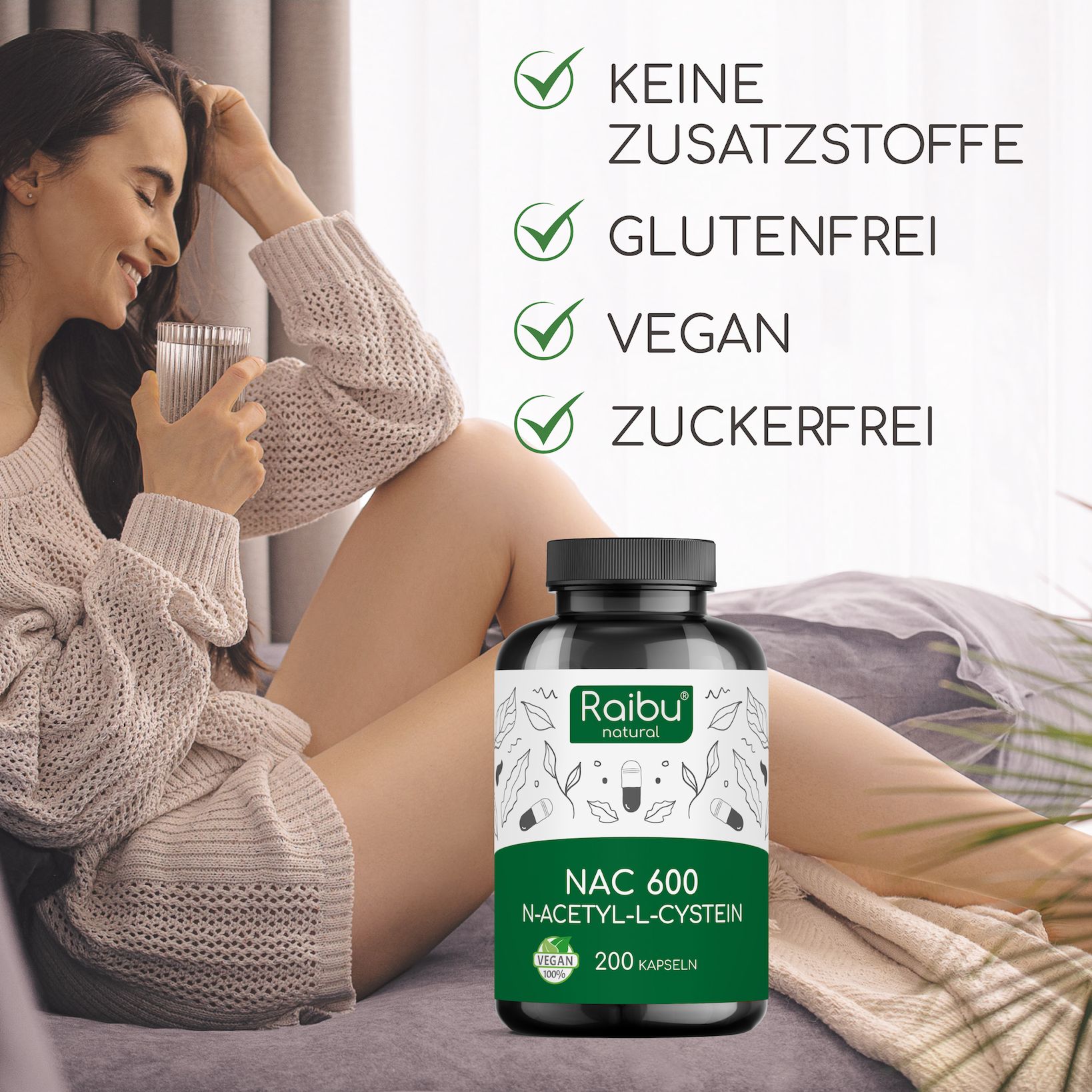 Frau mit Flasche NAC 600. Aufschrift: Ohne Zusatzstoffe, Glutenfrei, Vegan, Zuckerfrei. Schwarze Flasche.