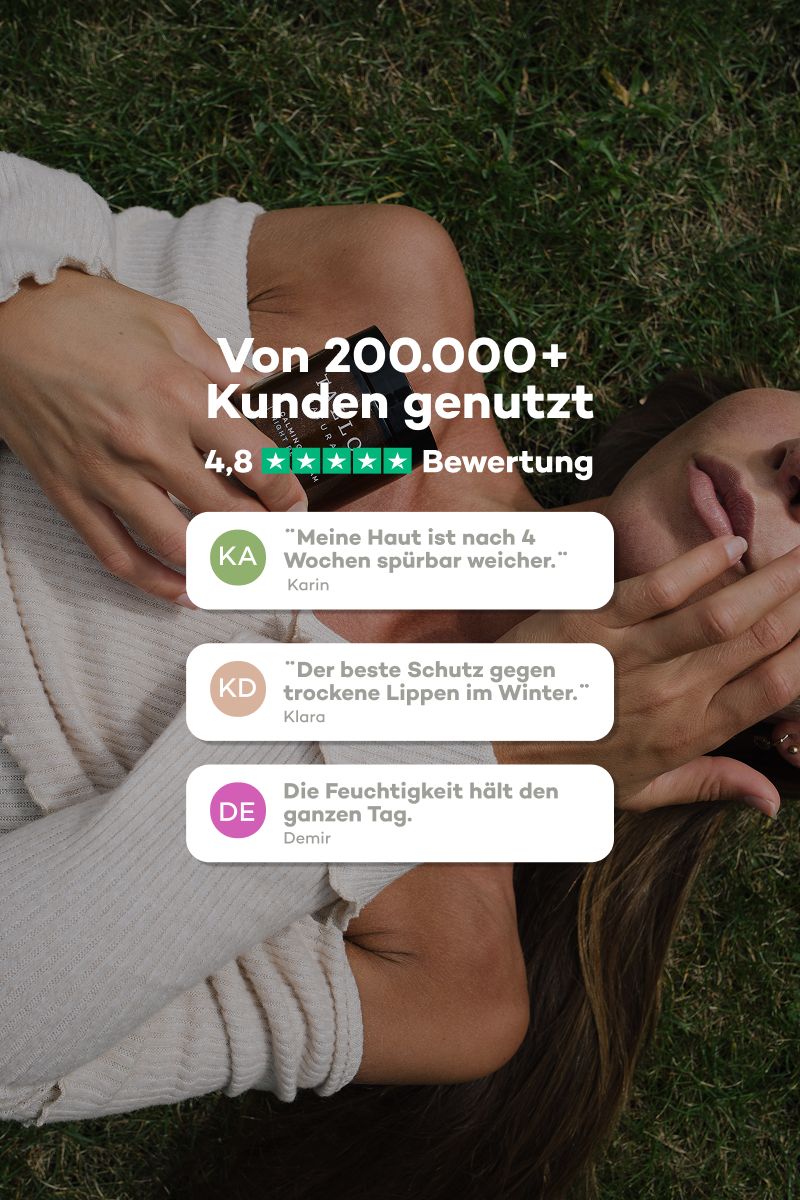 Frau liegt auf Gras. Text: Von 200.000+ Kunden genutzt. Bewertungen. Zitate zu weicher Haut und Feuchtigkeit.