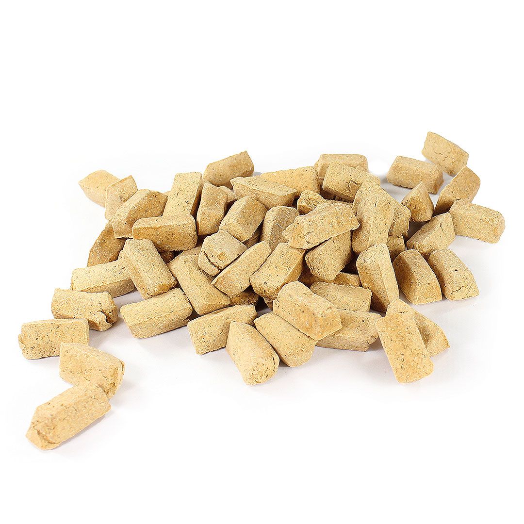 Hundekekse in rechteckiger Form, beige. Auf weißem Hintergrund verstreut.