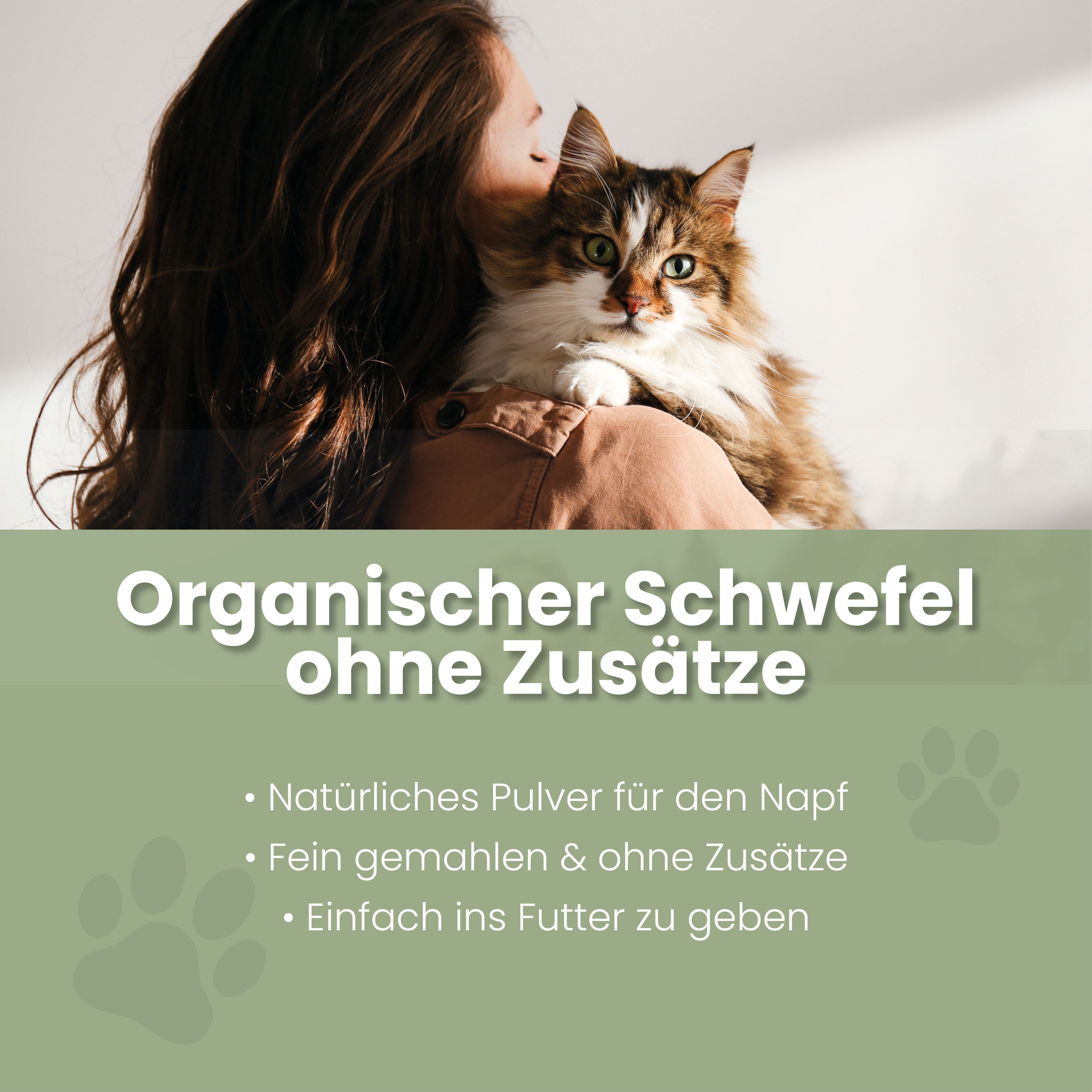 Frau hält eine Katze. Text: Organischer Schwefel ohne Zusätze. Natürliches Pulver für den Napf.