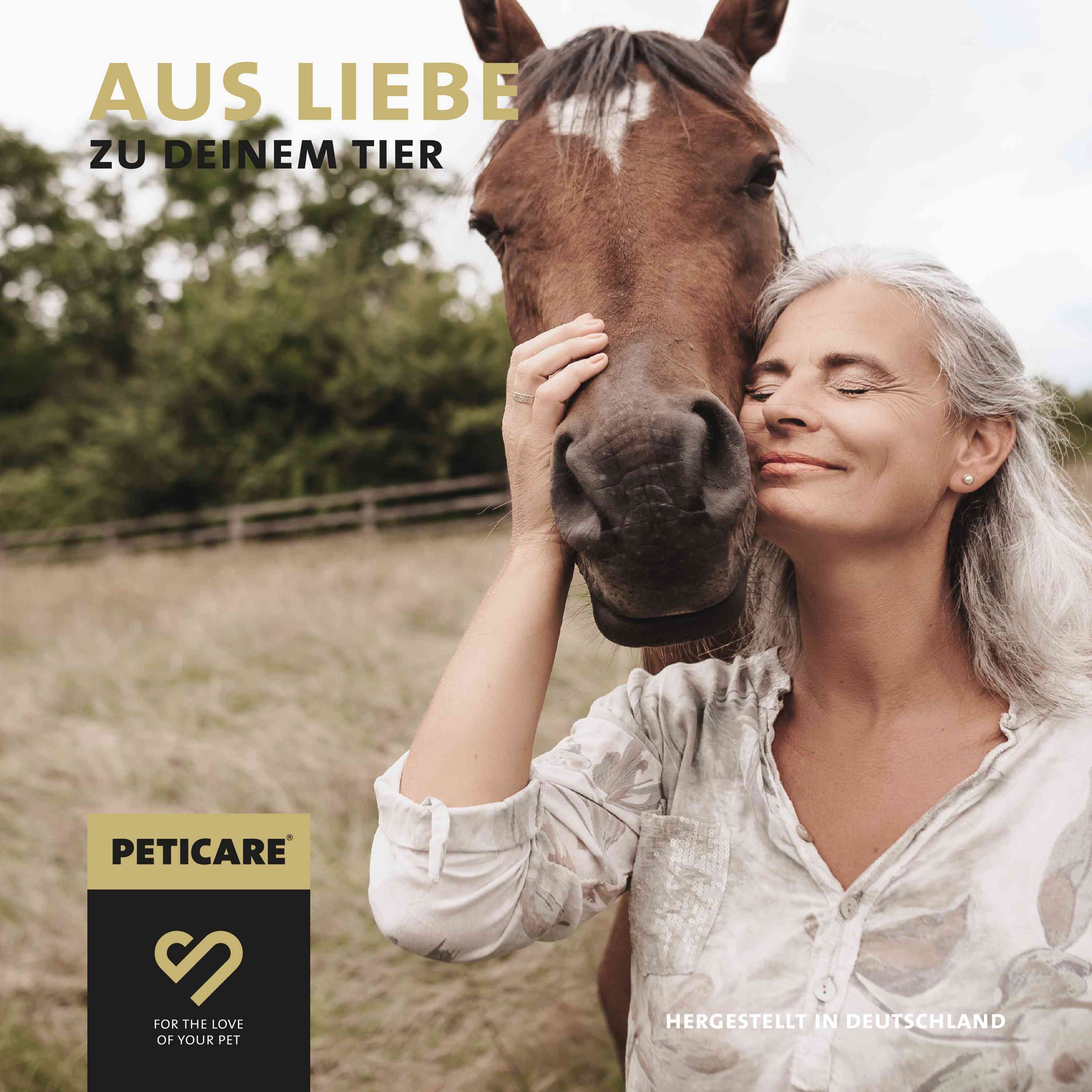 Frau umarmt Pferd. Logo Peticare. Text: Aus Liebe zu deinem Tier. Hergestellt in Deutschland.