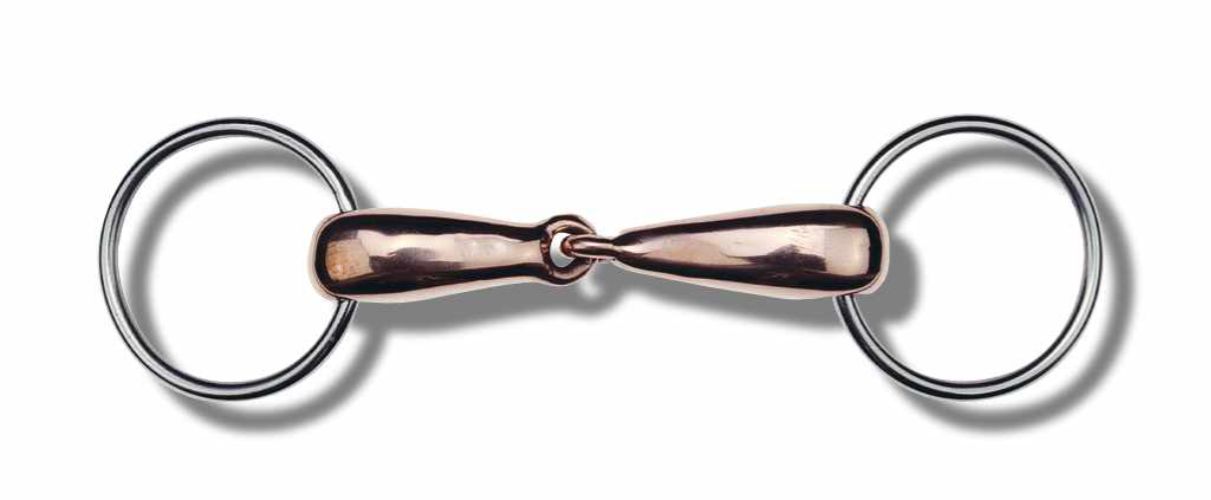 AMKA Wassertrense. Metall, zwei Ringe, Mundstück. Nahaufnahme auf weißem Hintergrund.