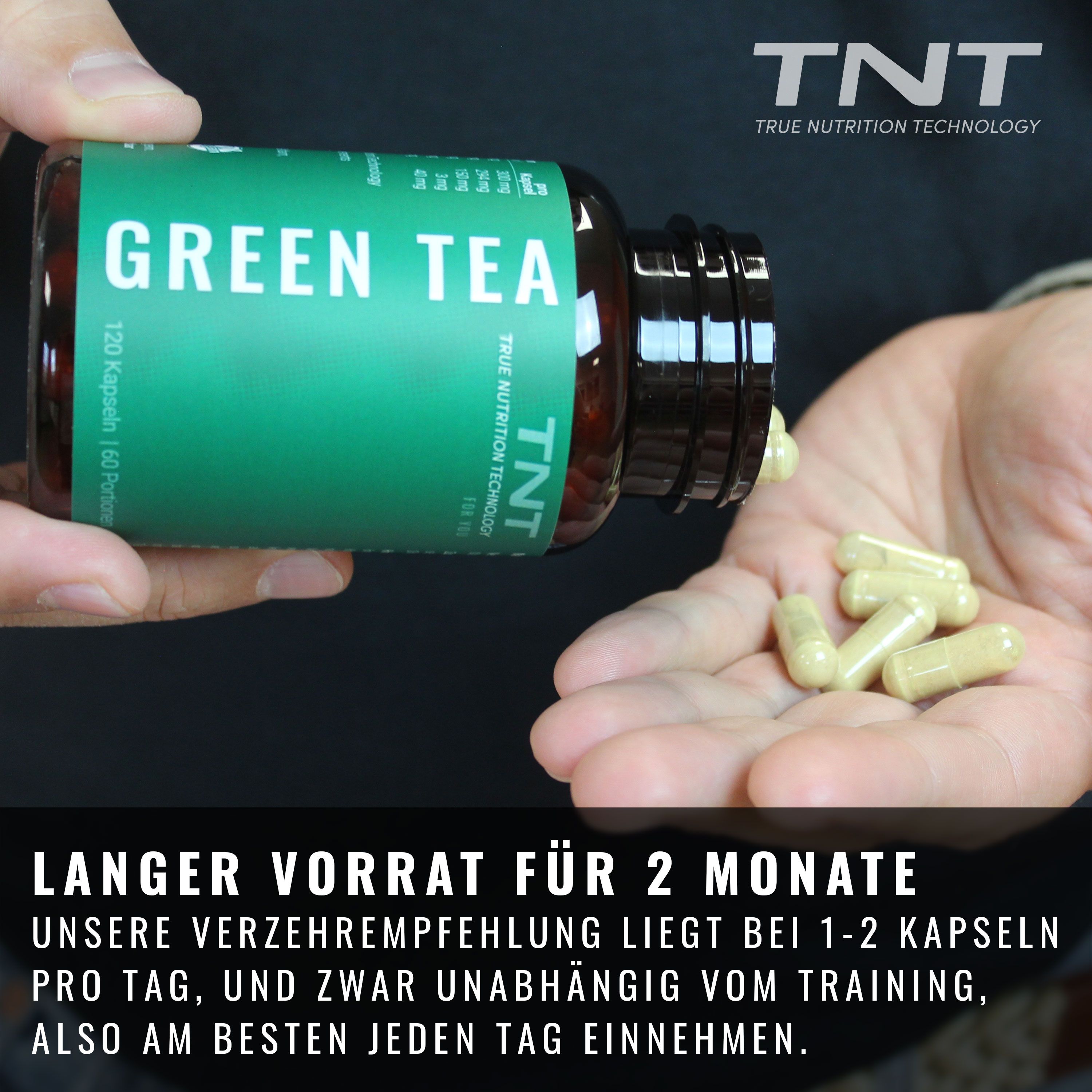 Hände halten Kapseln und eine Flasche mit grünem Etikett. Auf dem Etikett steht "GREEN TEA" und "TNT".