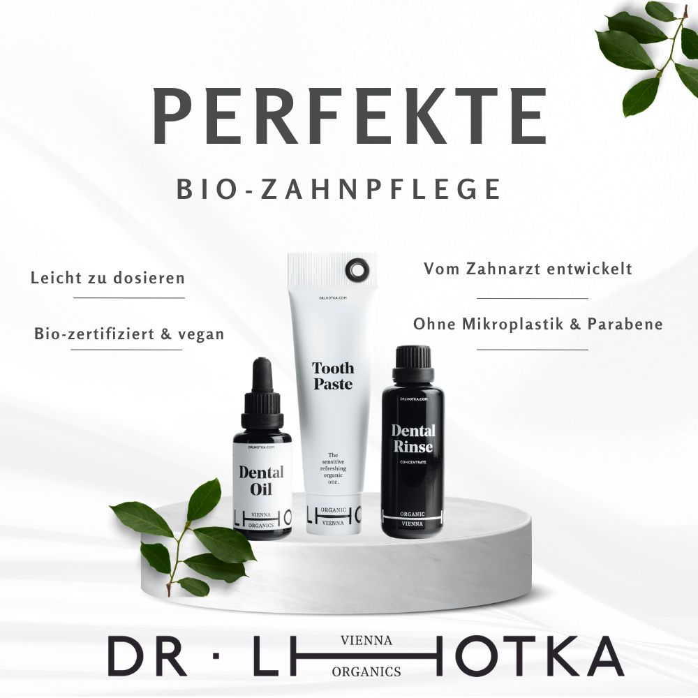 Drei Produkte: Zahnpasta, Dentalöl und Mundspülung. Text: Bio-Zahnpflege, leicht zu dosieren, ohne Mikroplastik & Parabene. Produkte auf Podest.