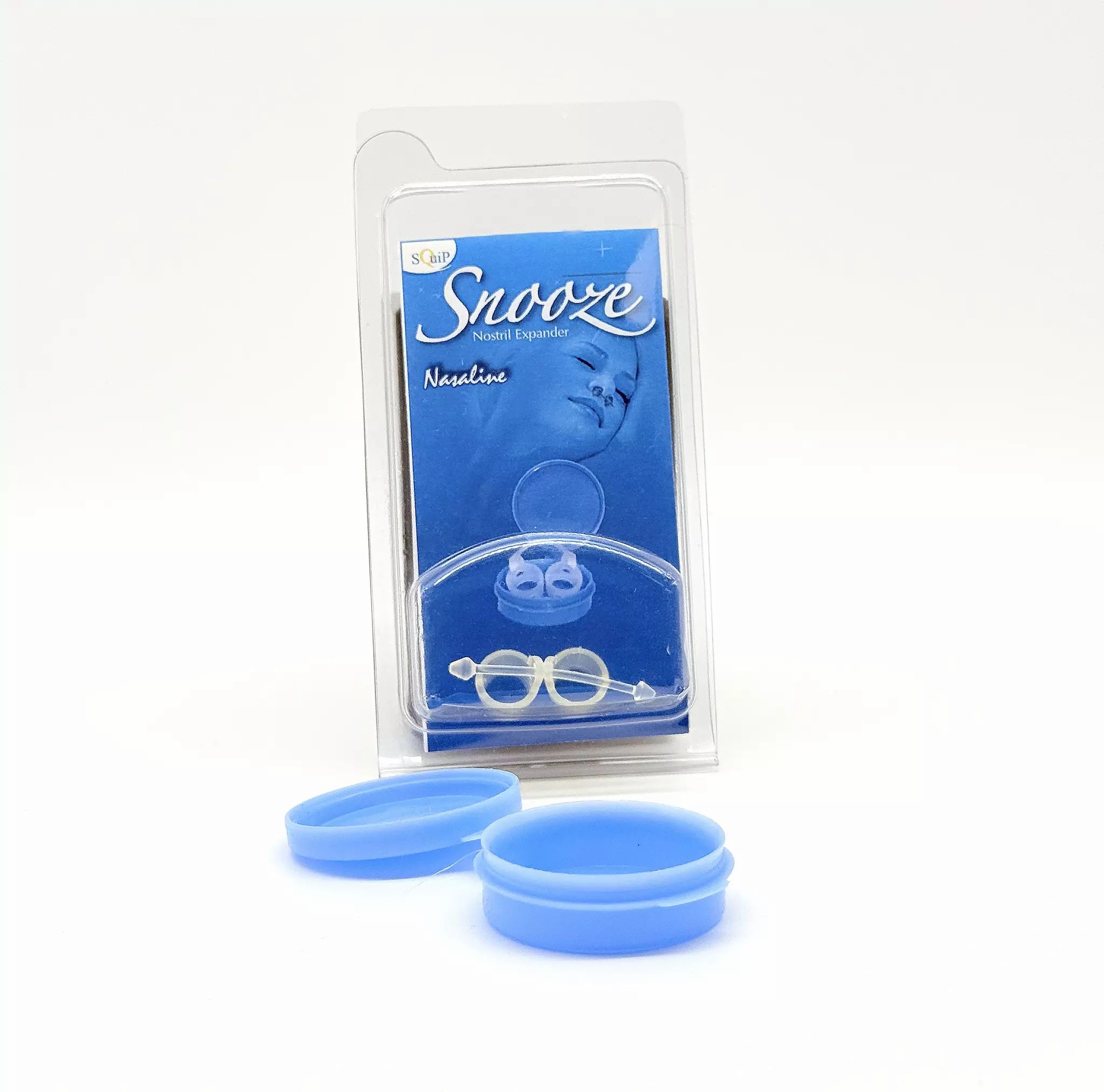 Blaues Nasenspreizer-Set in transparenter Verpackung. Enthält zwei Nasenspreizer und eine blaue Aufbewahrungsbox. Produktname: Snooze.