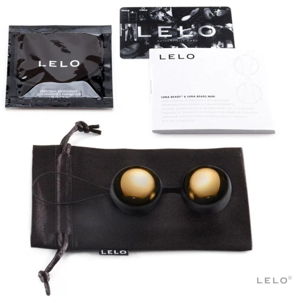 Produkt mit zwei goldfarbenen Kugeln, schwarzer Beutel, Karte, Beutel mit Logo. Text: LELO. Auf weißem Hintergrund.