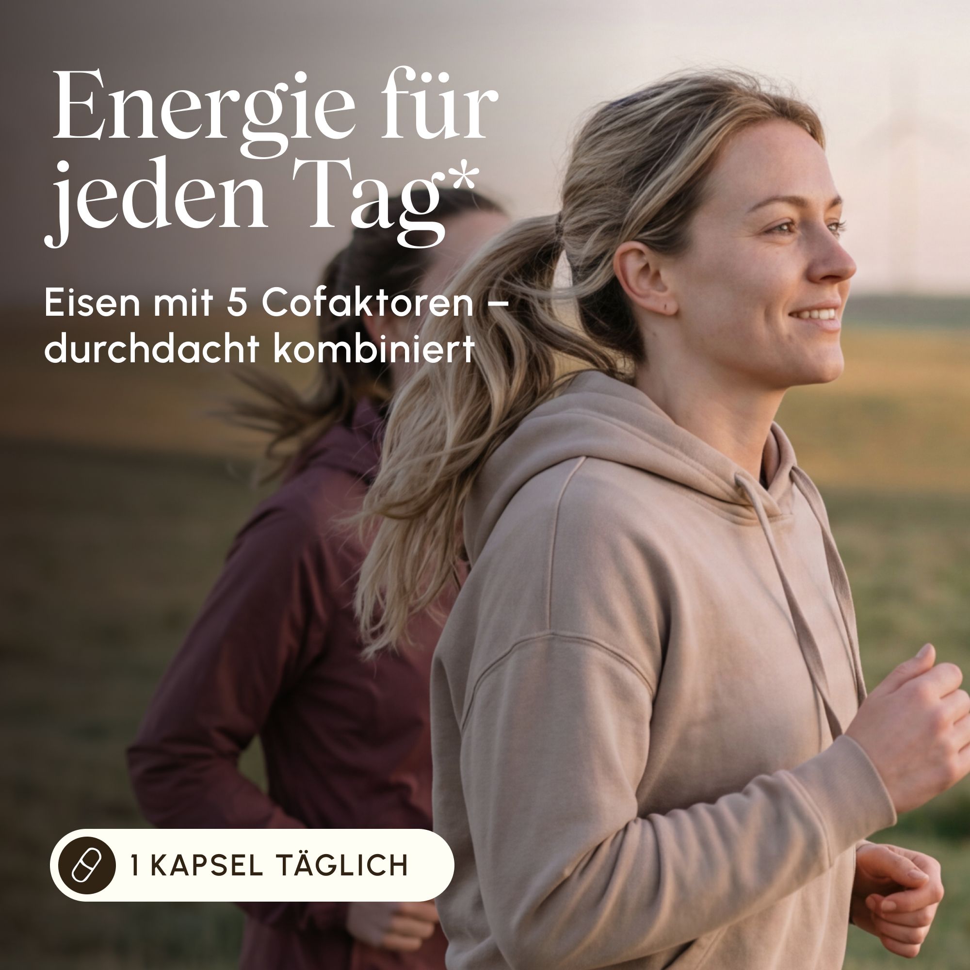 Zwei Frauen beim Joggen im Freien, mit Text über Energie und Eisen für jeden Tag.