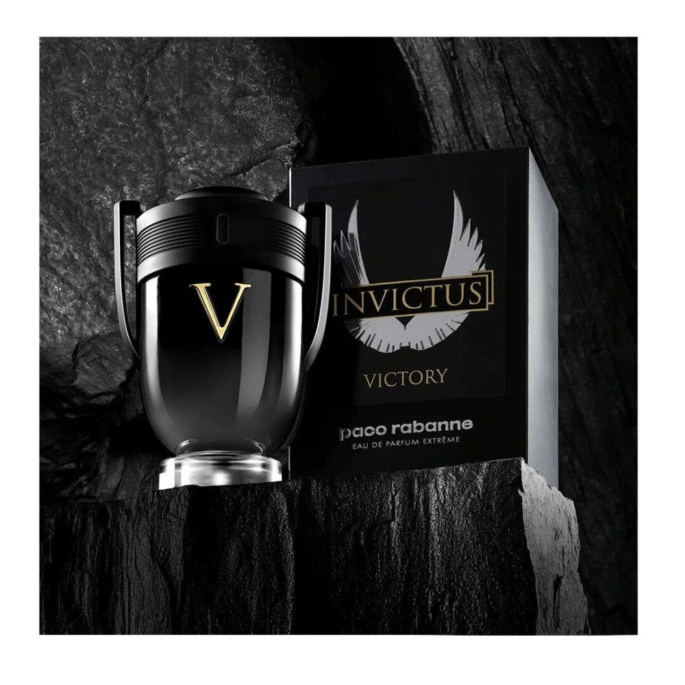 Schwarzer Flakon mit goldener "V"-Markierung und schwarzer Verpackung auf dunklem Untergrund.