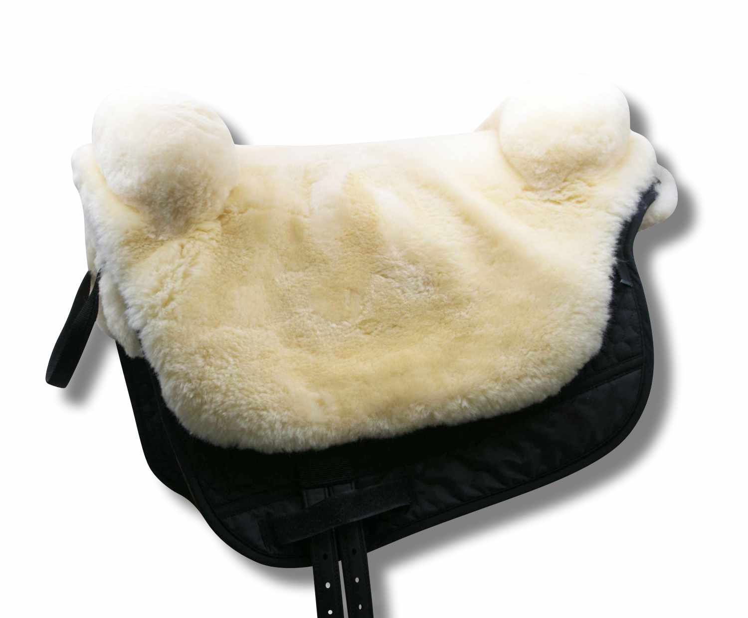 Schwarzer Sattel mit cremefarbenem Lammfell. Schwarze Gurte und Befestigungen. Oberseite mit Fell bedeckt.