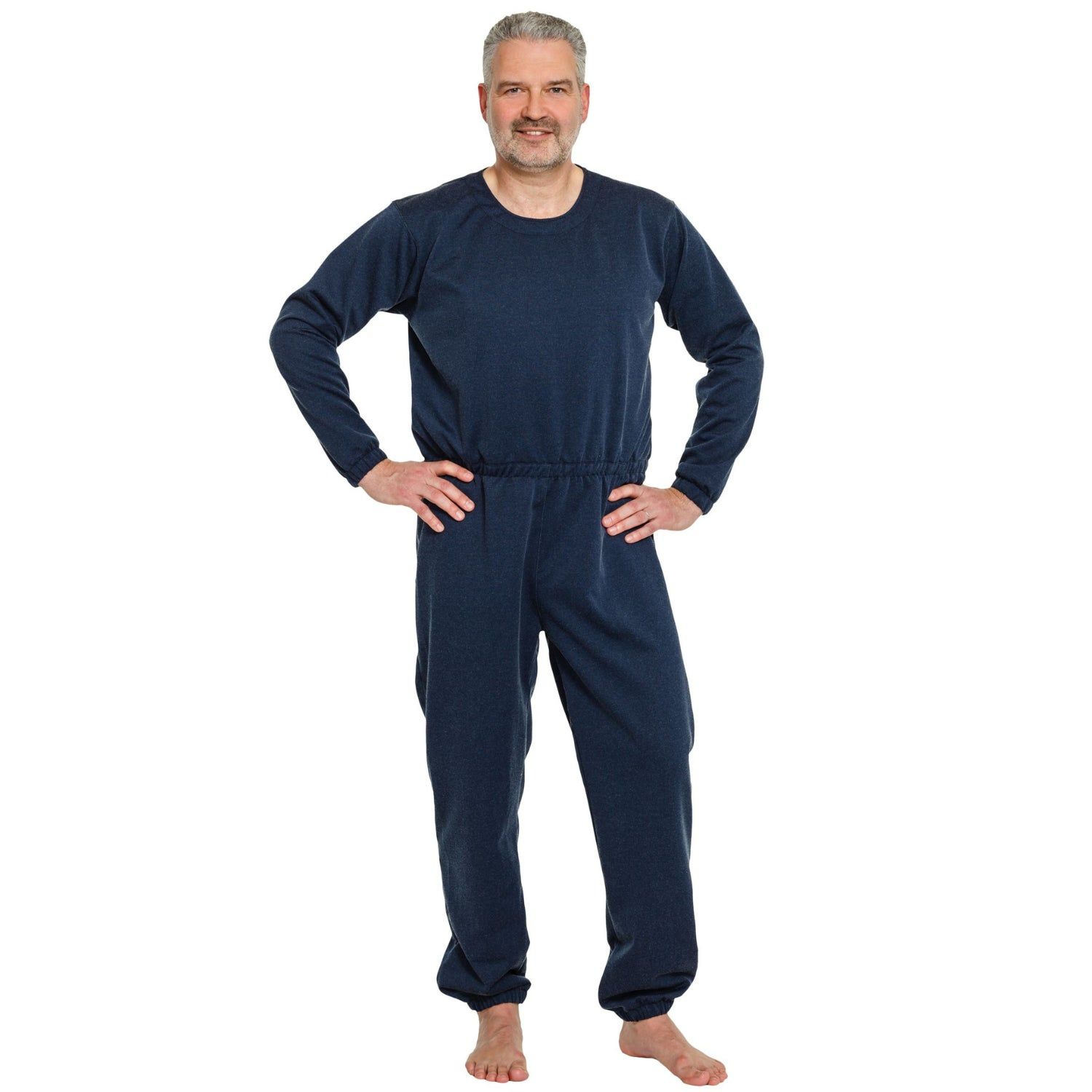 Blauer Pflegeoverall mit Reißverschluss am Rücken. Sicherheitsknopf am Kragen. Manschetten an Armen und Beinen.