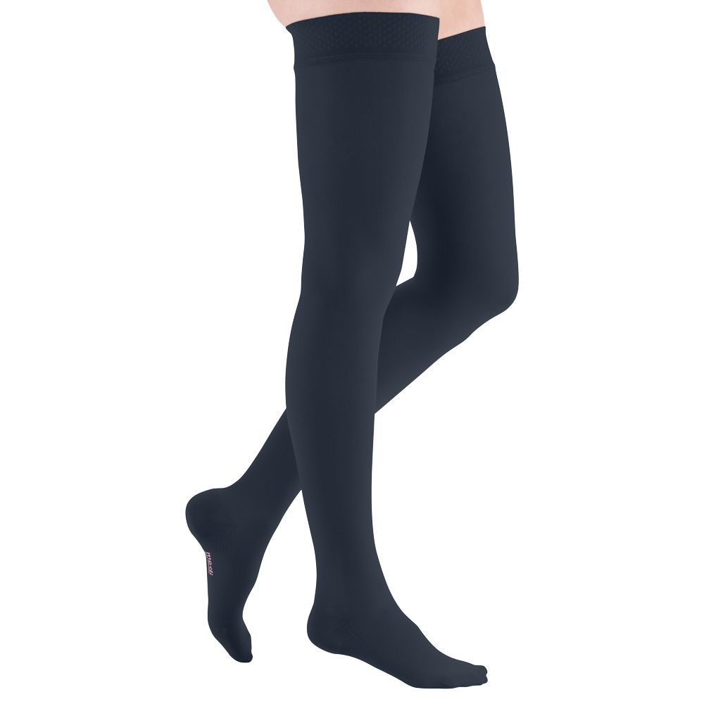 Schwarze mediven plus CCL1 AG Schenkelstrümpfe. Die Strümpfe reichen bis zum Oberschenkel und haben einen Trikotabschlussrand.