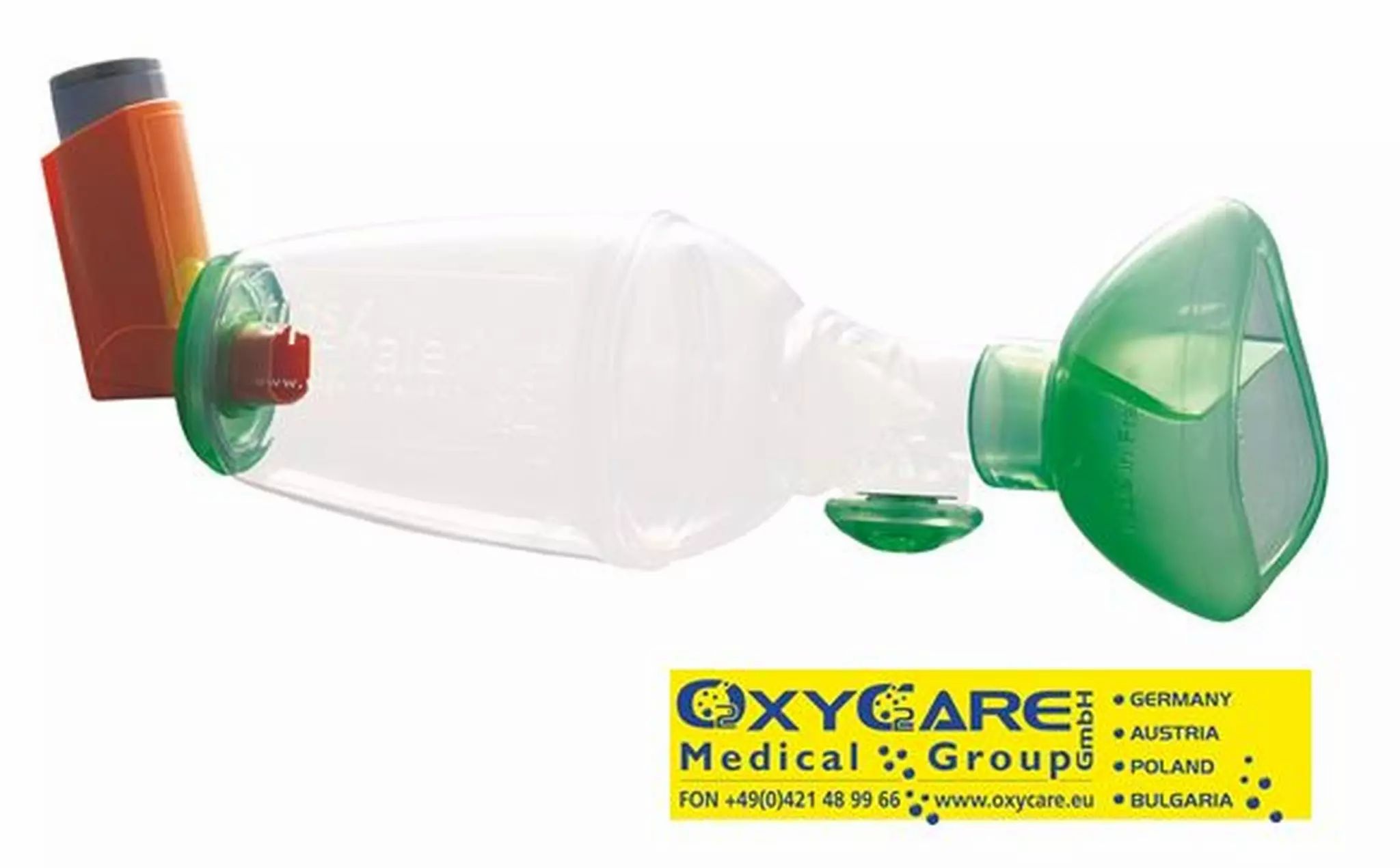 Medikamentenspacer mit Inhalator und Maske. Transparenter Behälter mit grüner Maske und orangefarbenem Inhalator.