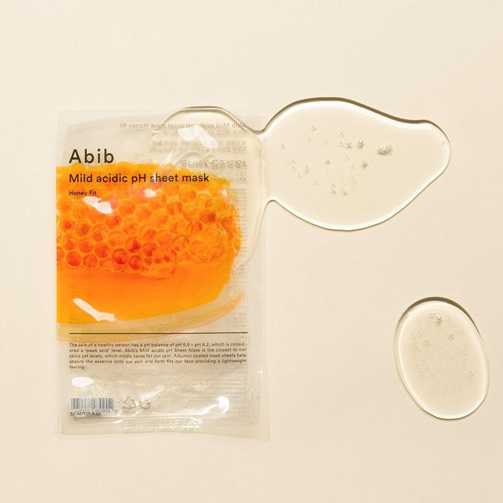 Geöffnete Produktverpackung. Gelartige Flüssigkeit daneben. Text: Abib, Mild acidic pH sheet mask. Honigwaben-Illustration.