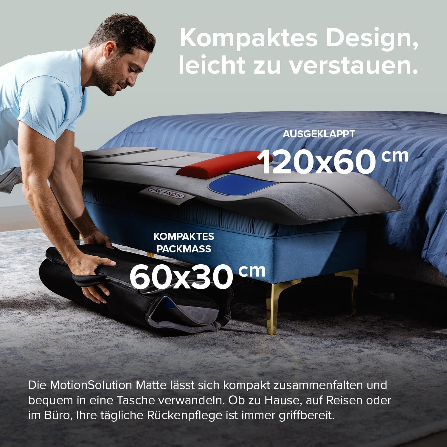 Mann verstaut die zusammengefaltete DR-HO'S MotionSolution Matte (60x30 cm) in einer Tasche; ausgeklappt 120x60 cm.