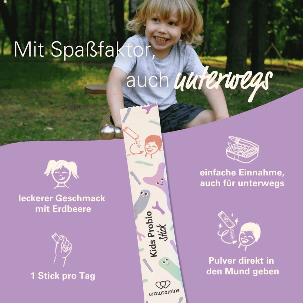 Kind mit Kids Probio Stick. 1 Stick pro Tag. Leckerer Erdbeergeschmack. Einfache Einnahme, auch unterwegs. Pulver direkt in den Mund.
