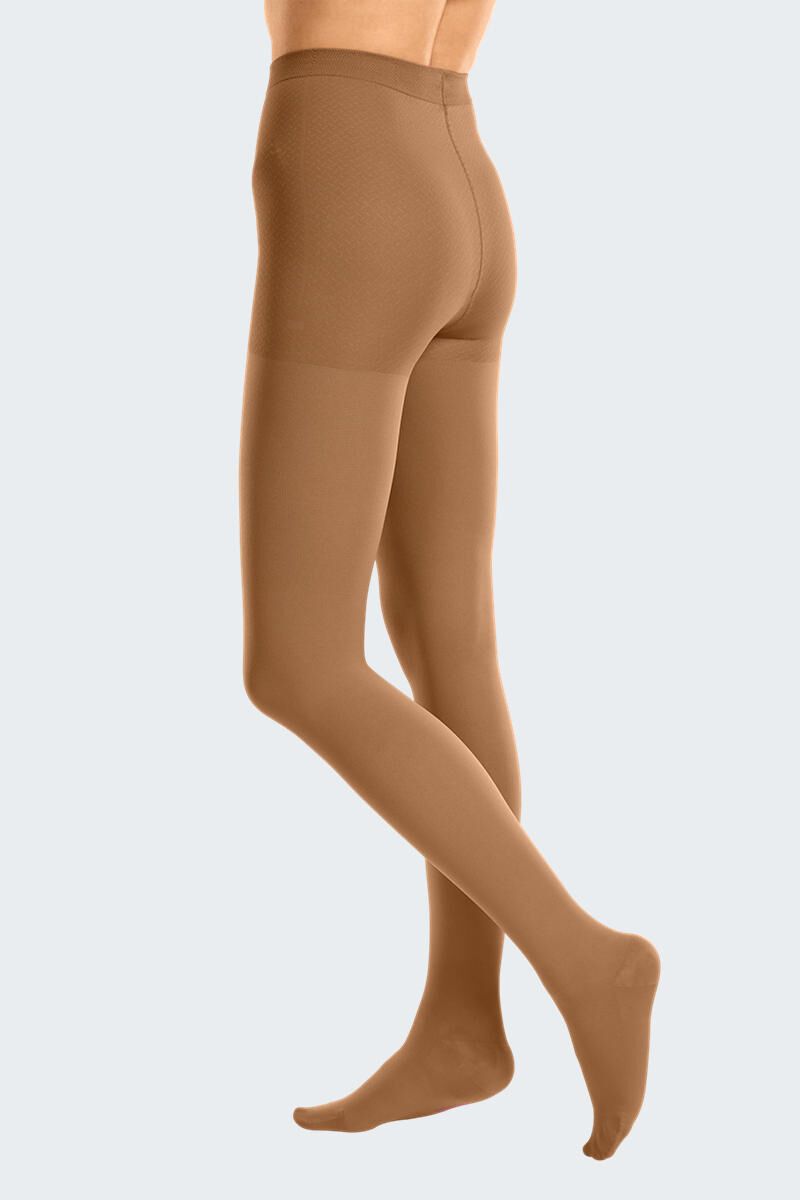 Hautfarbene Strumpfhose, seitliche Rückansicht. Bein und Fuß sichtbar. Feines Material.
