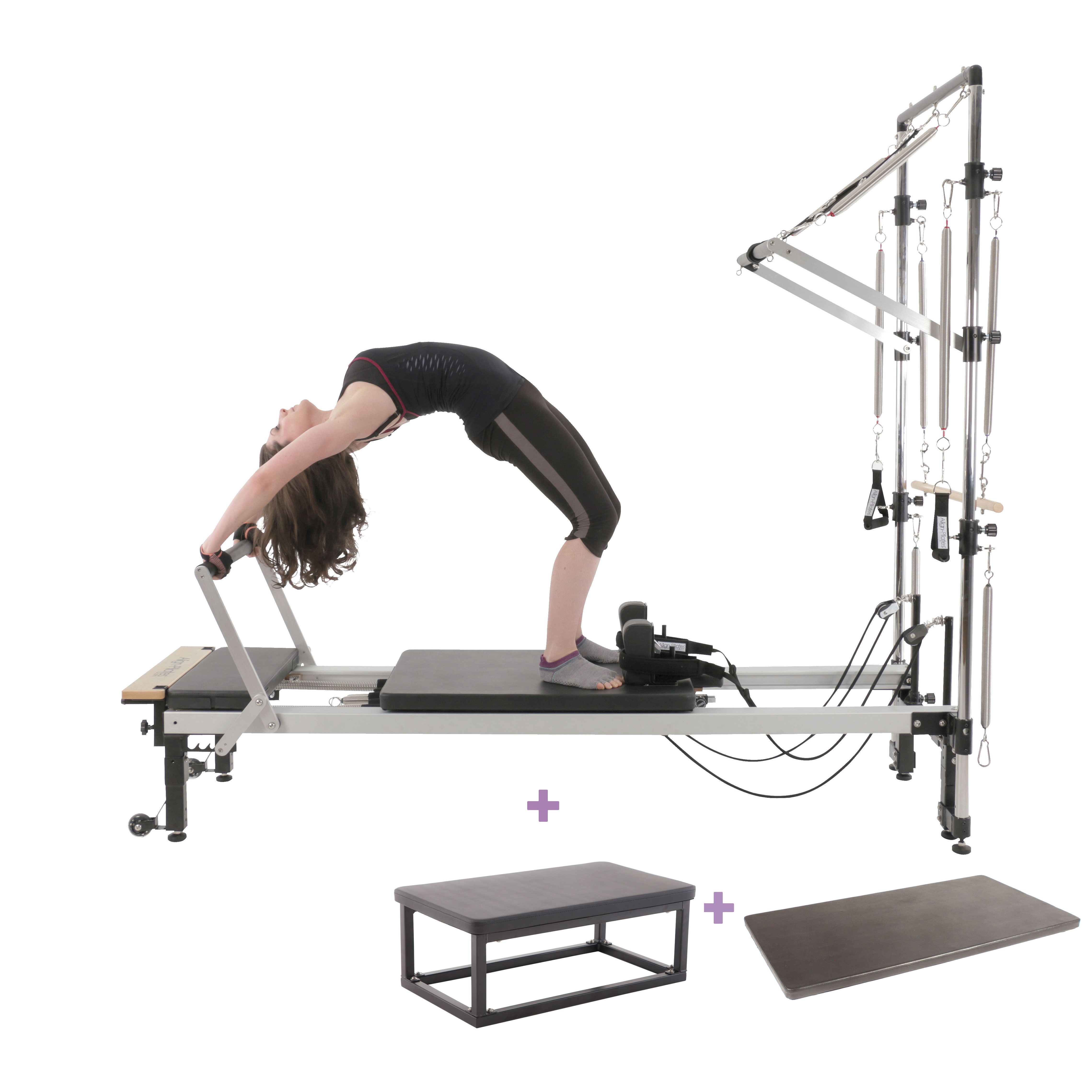 Pilates-Reformer mit Half Cadillac und Zubehör. Eine Person führt eine Übung aus. Zusätzliche Trittfläche und Matte.