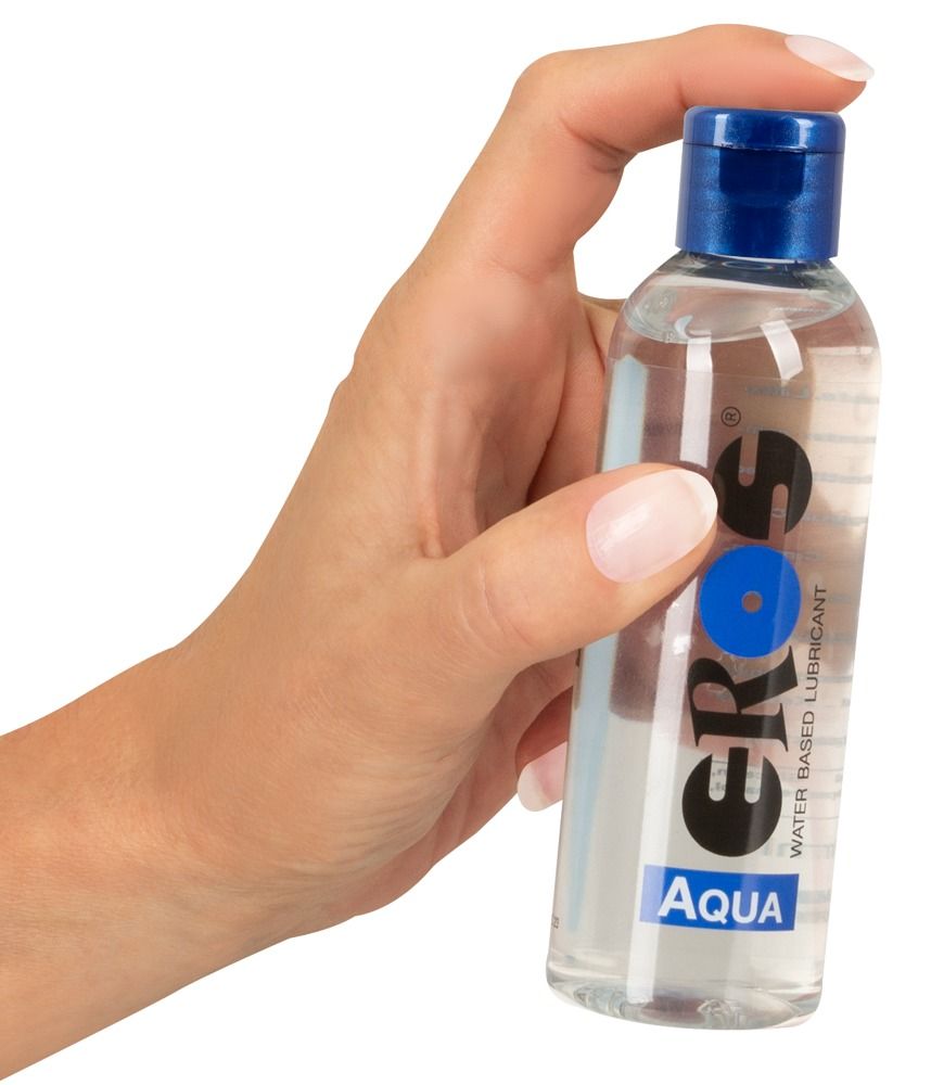Hand hält transparente Flasche mit blauem Deckel. Aufschrift "EROS AQUA".