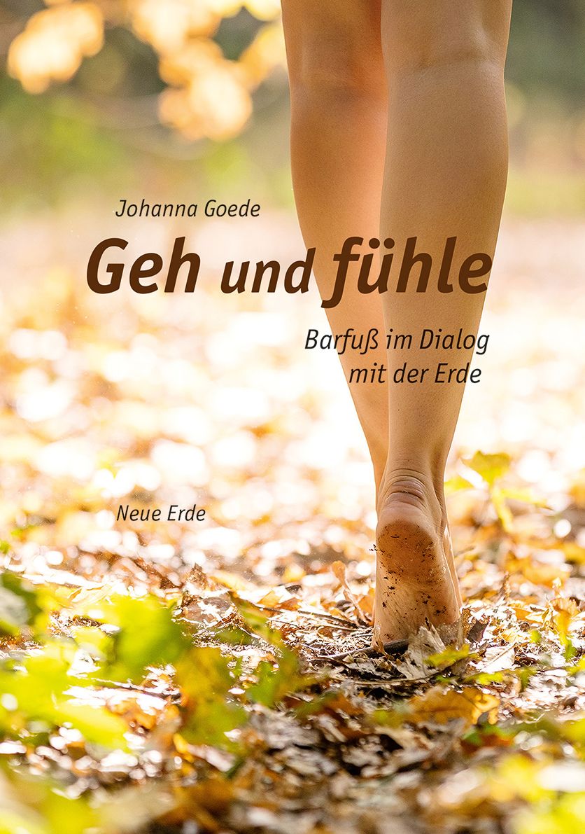 Buchcover mit dem Titel "Geh und fühle". Barfußgehende Füße auf einem Weg mit Blättern. Autorin: Johanna Goede.