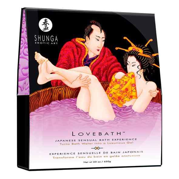 Produktverpackung mit Illustration eines Paares in einem Bad. Text: Lovebath, japanische sinnliche Badeerfahrung. Nettoinhalt: 650 g.