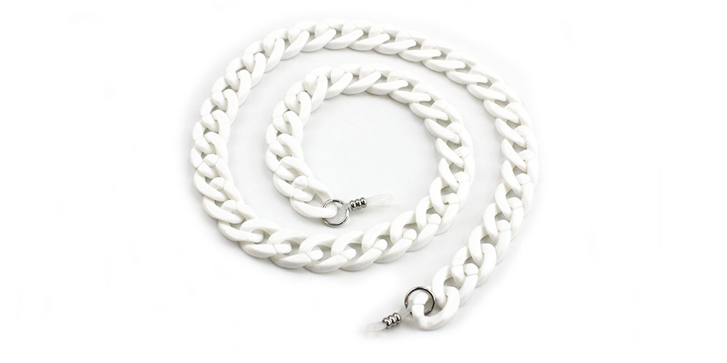 Weiße Brillenkette in Kettenform, spiralförmig gelegt. Metallringe an den Enden zur Befestigung an der Brille.