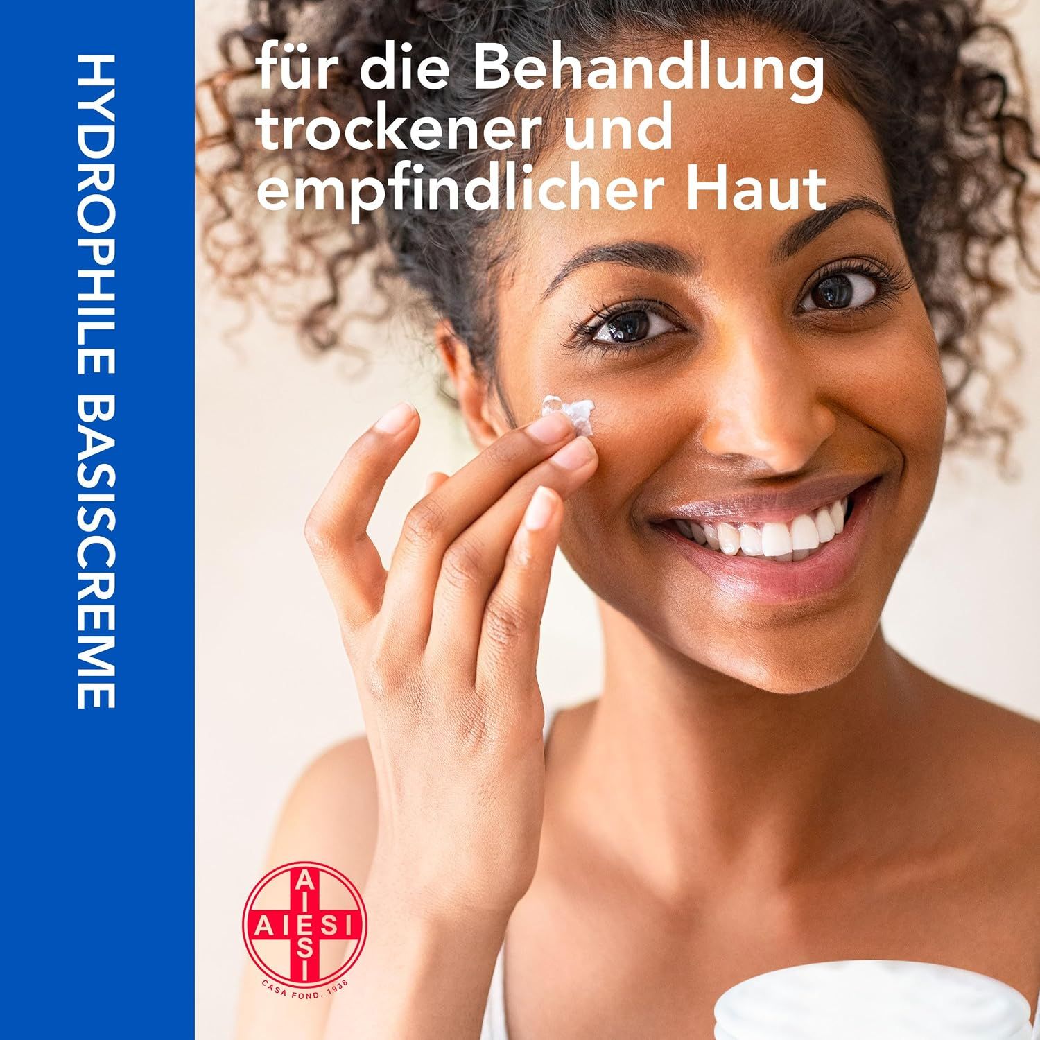 Frau trägt Hydrophile Basiscreme auf ihr Gesicht auf, mit Aiesi Logo.