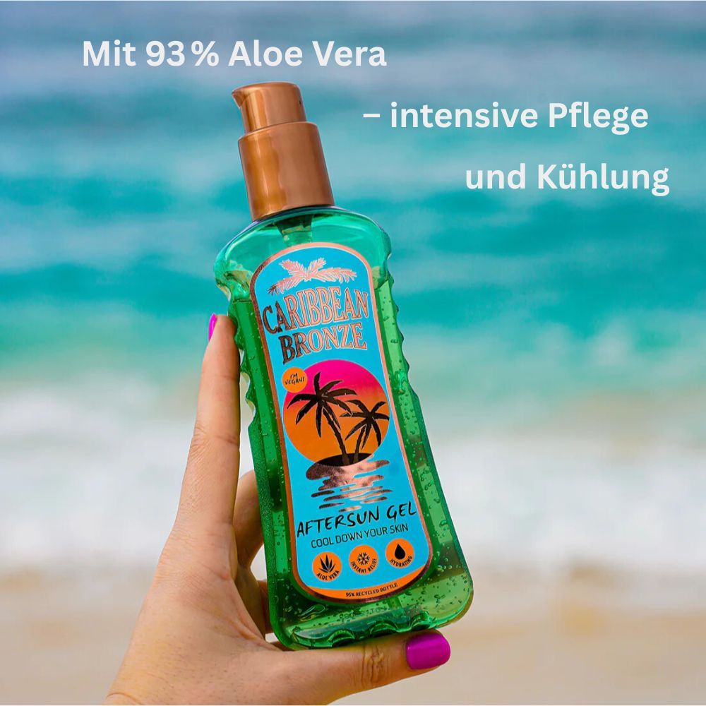 Grüne Flasche mit braunem Pumpkopf. Caribbean Bronze Aftersun Gel. Hand hält Flasche am Strand.