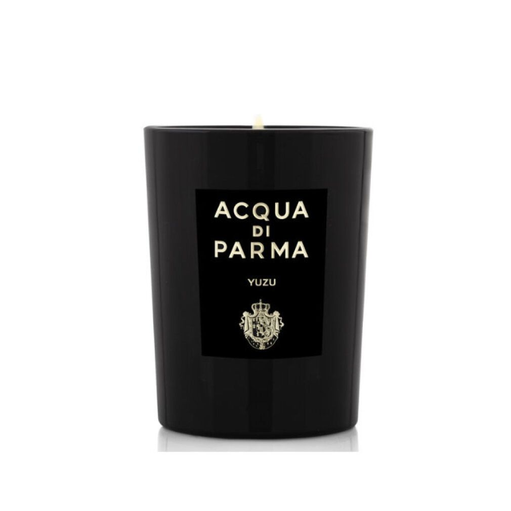 Schwarze Kerze mit Etikett. Aufschrift: ACQUA DI PARMA, YUZU. Logo. Zylindrische Form. Weißer Docht.
