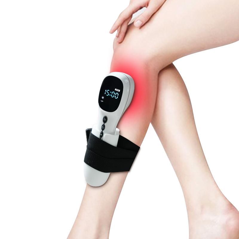Low-Level-Lasertherapiegerät am Knie einer Person befestigt. Roter Bereich zeigt Anwendung.