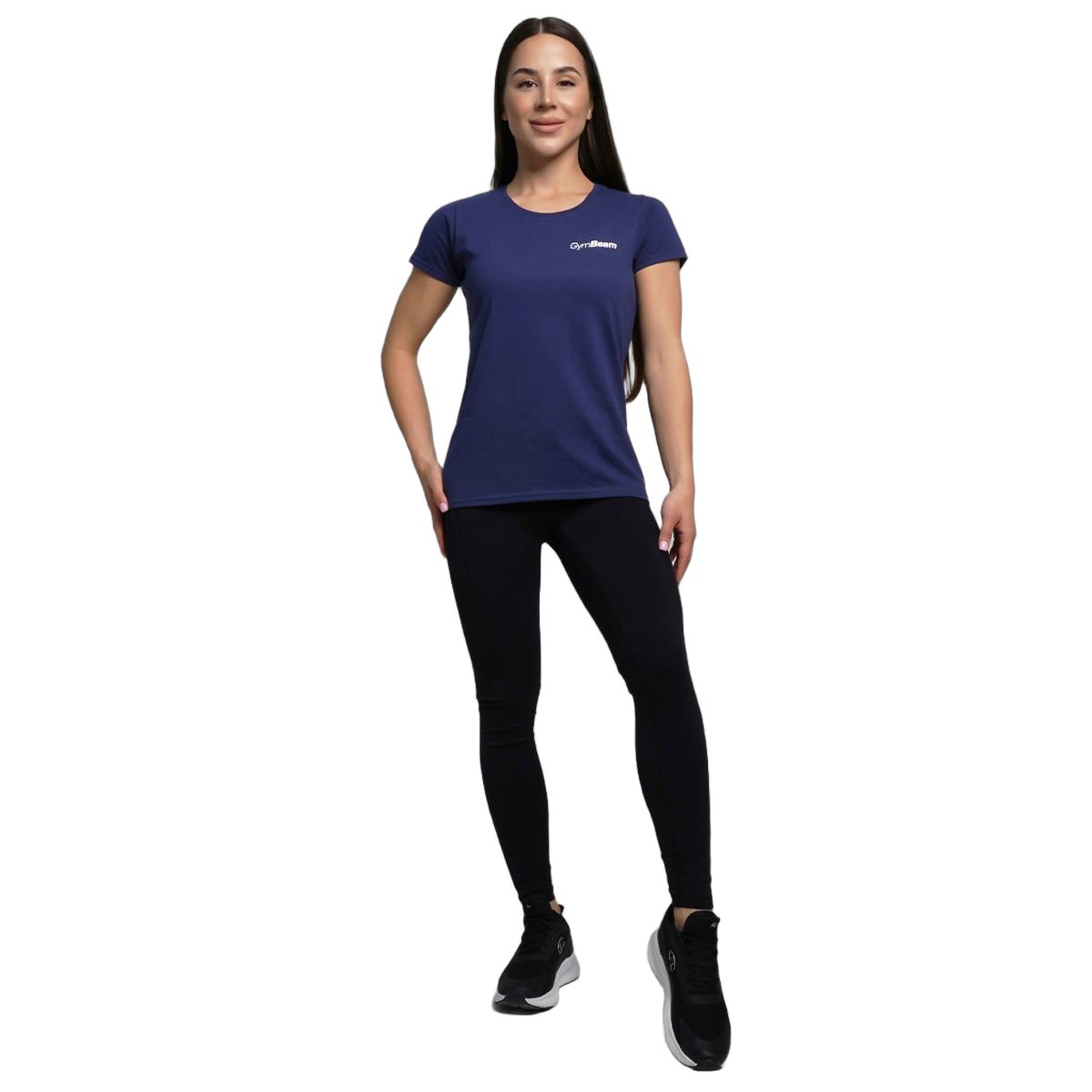 Ganzkörperansicht einer Frau in einem dunkelblauen Basic T-Shirt und schwarzen Leggings.