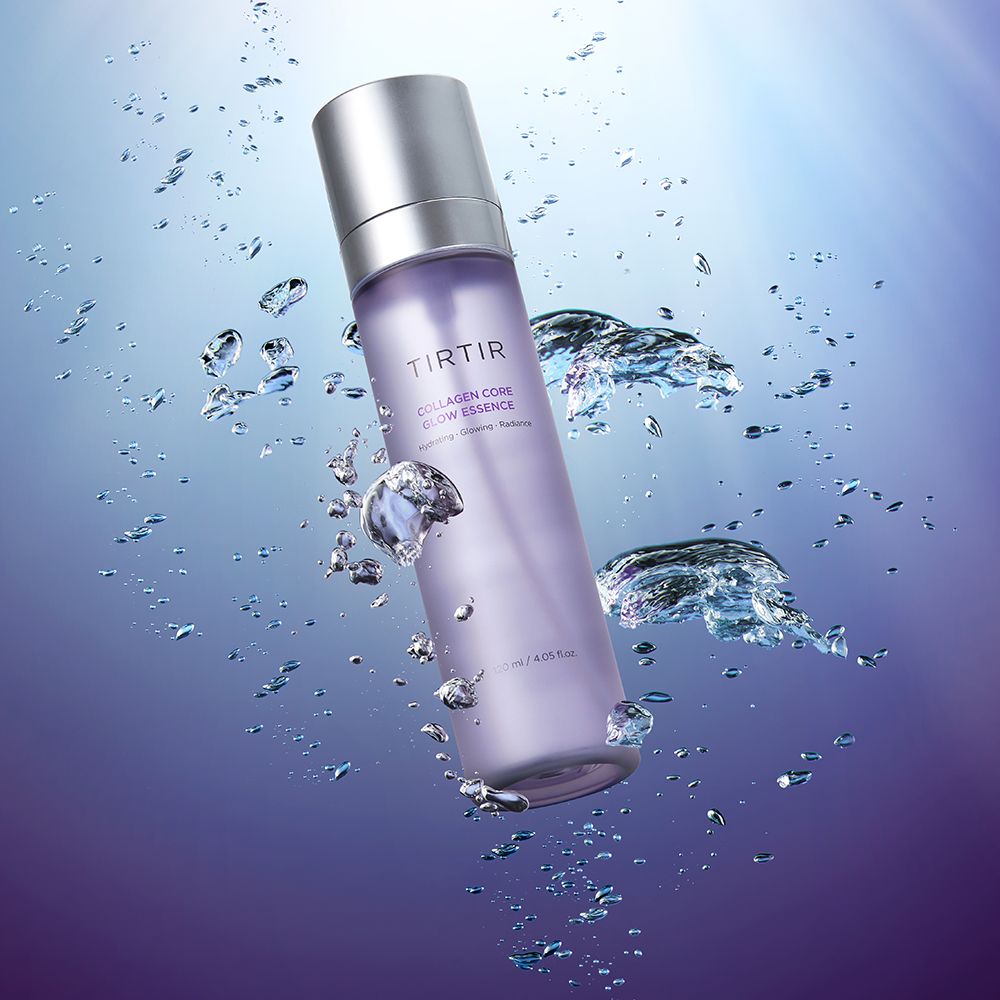 TIRTIR Collagen Core Glow Essence schwebt in Wasser mit Spritzern und Blasen.