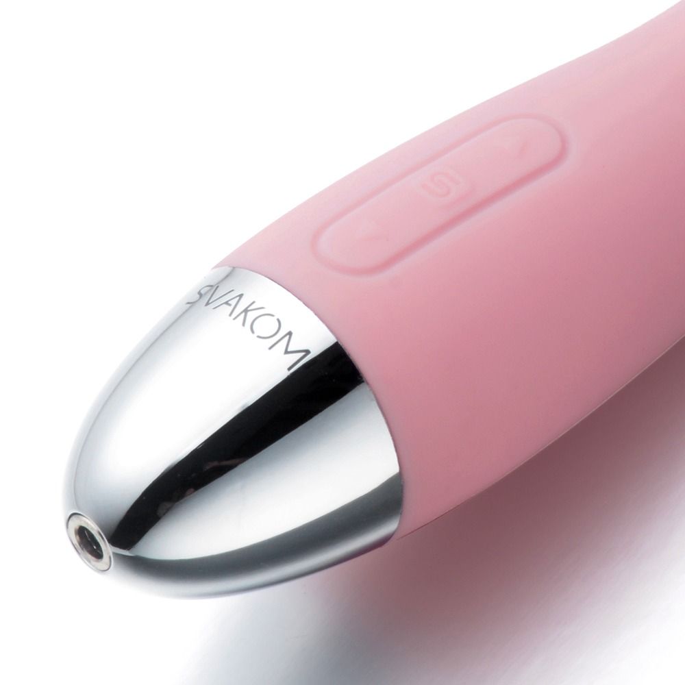 Rosa Vibrator mit gebogener Form, Ladekabel angeschlossen, Nahaufnahme.