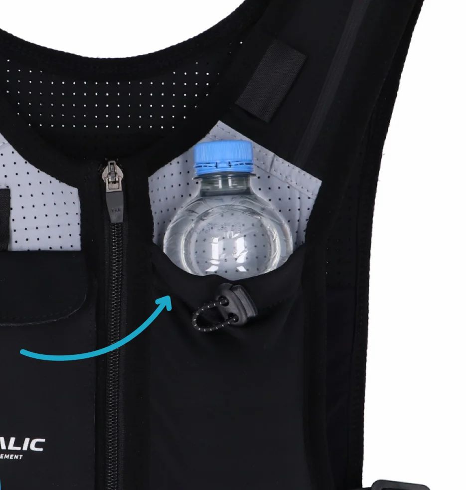 Detailansicht der Laufweste mit einer Flasche in der Tasche. Schwarzes Material, Reißverschluss.