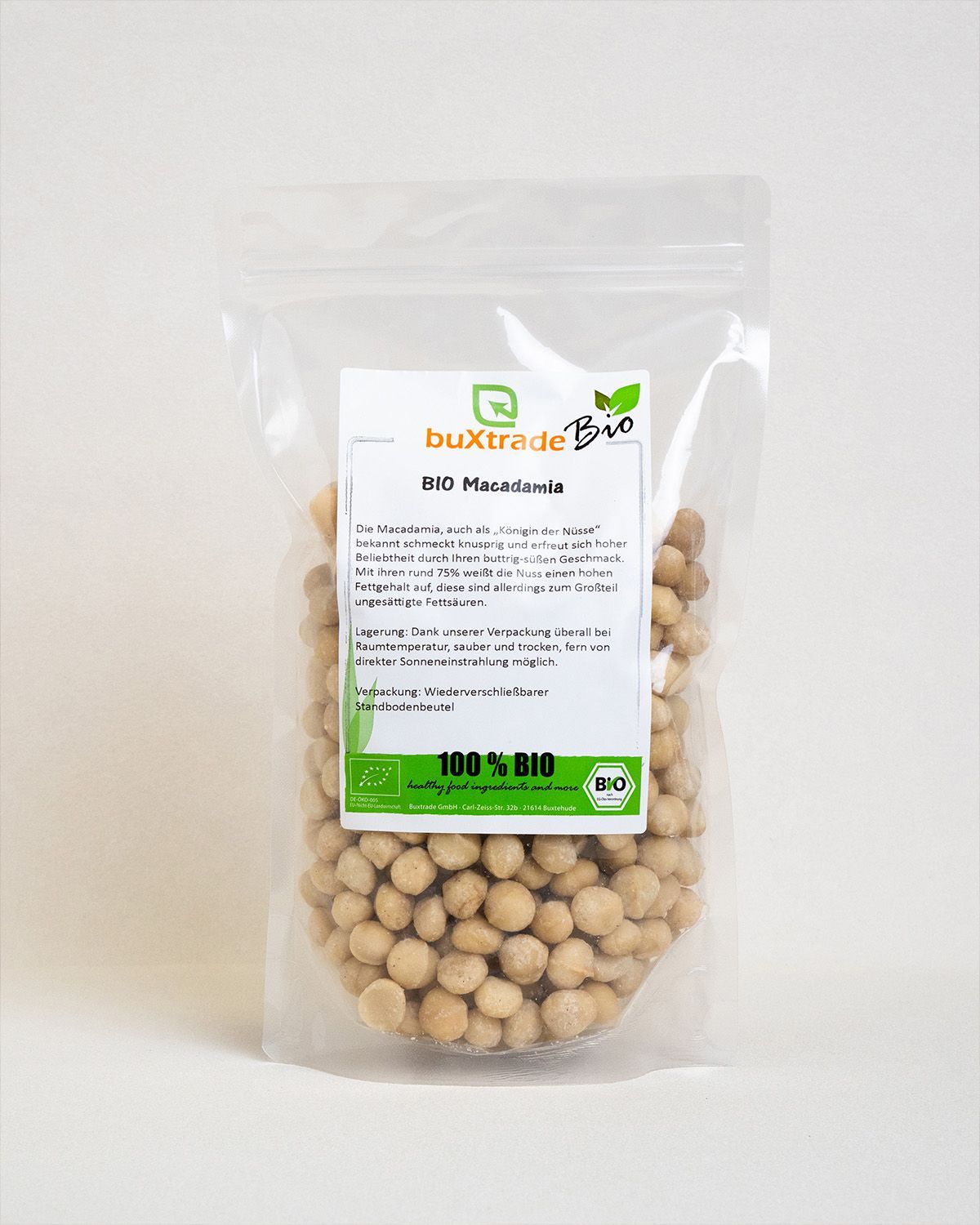 Transparente Verpackung mit BIO Macadamia-Nüssen. Aufkleber mit Produktinformationen und Bio-Siegel.
