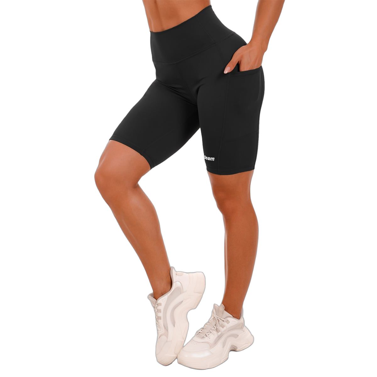 Schwarze Damen-Biker-Shorts mit hoher Taille und sichtbaren Taschen.