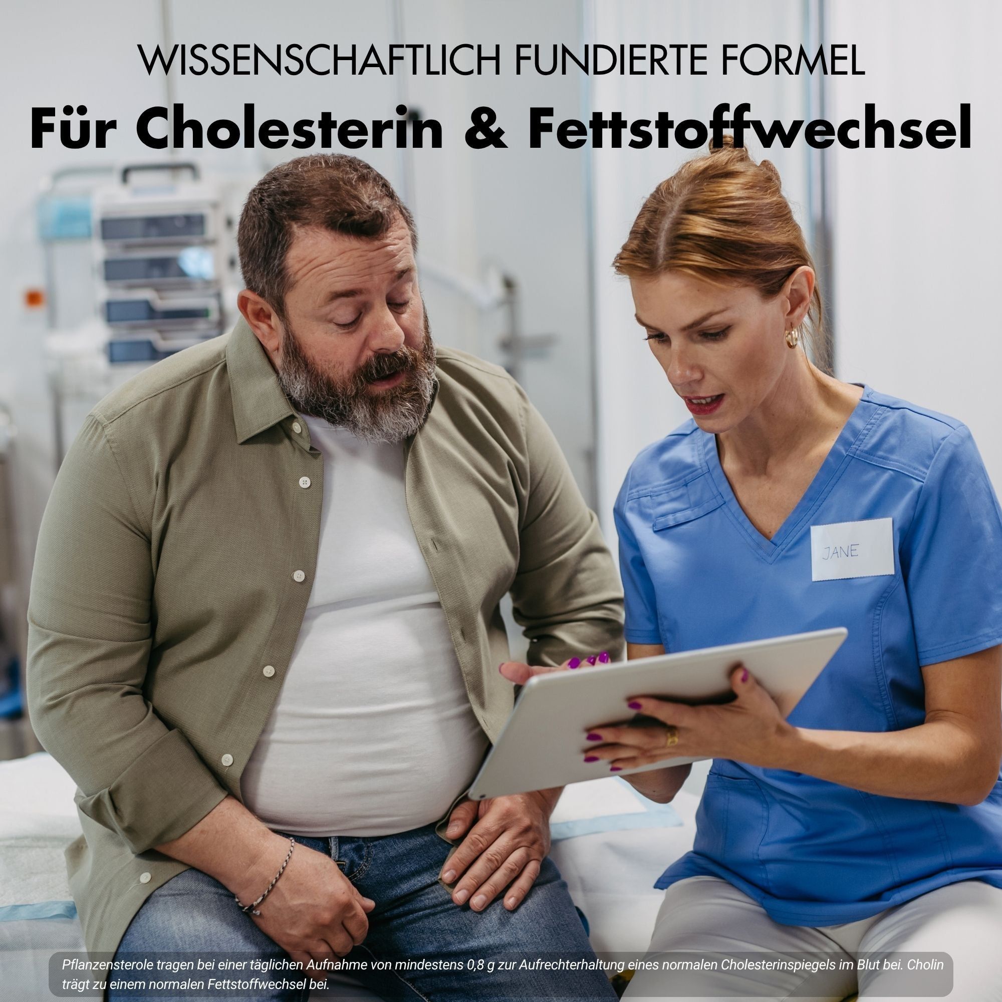 Arzt und Patient betrachten Tablet. Aufschrift: Cholesterin Komplex. Text: Für Cholesterin & Fettstoffwechsel.