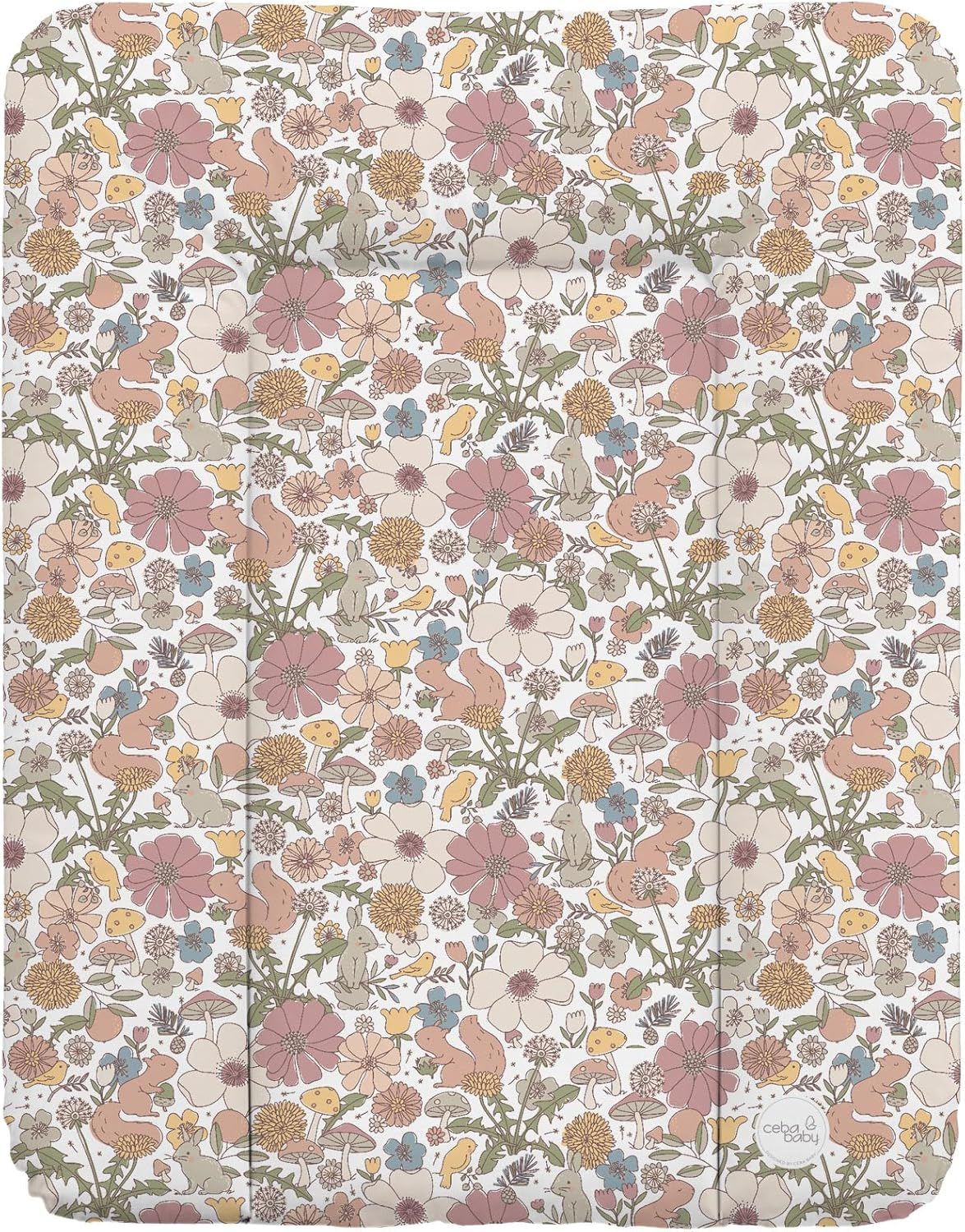 Weiche Wickelauflage mit floralem Muster und Tiermotiven. Marke Ceba Baby.