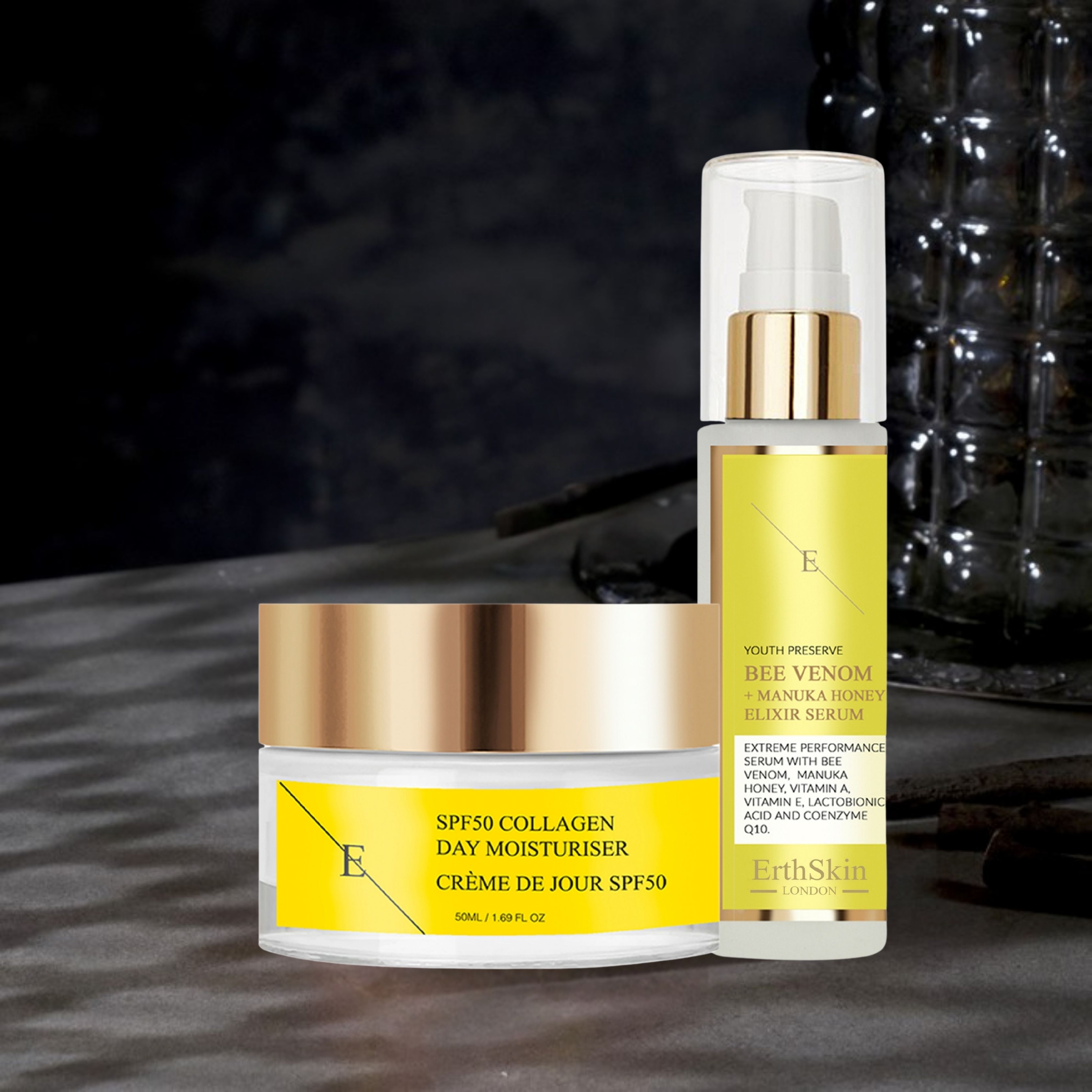 Zwei Kosmetikprodukte: Serum mit 'Bee Venom' und Creme mit 'SPF50 Collagen'. Beide in gelb-goldenen Behältern, auf dunklem Hintergrund.
