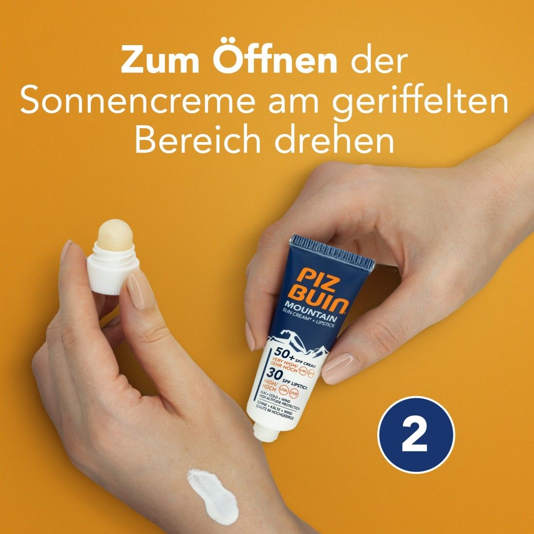 Hände halten Tube und Lippenstift. Text: Zum Öffnen der Sonnencreme am geriffelten Bereich drehen.