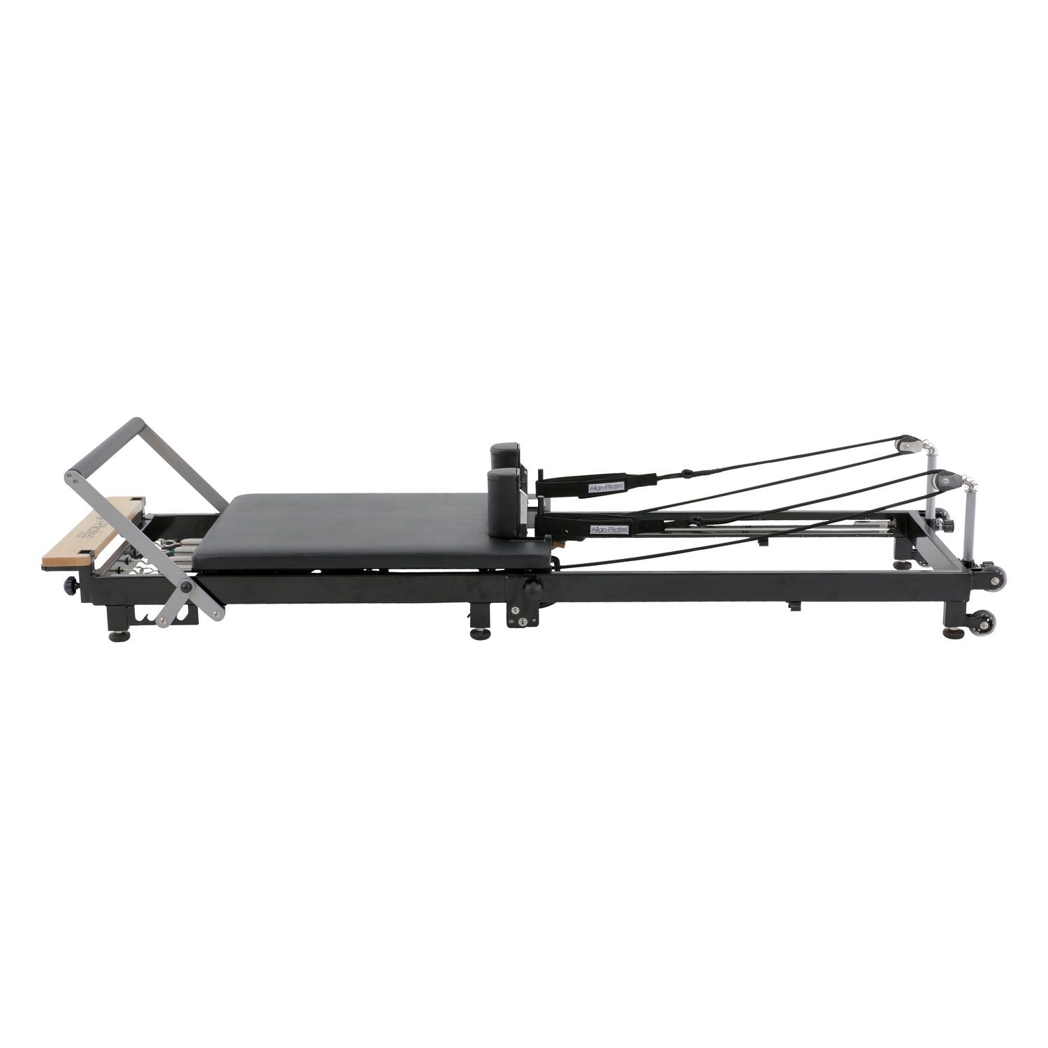 Schwarzer Pilates-Reformer mit Polsterung, Seilen und Rollen. Holzbasis und Metallrahmen.
